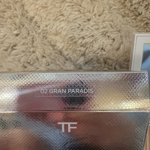 Tom Ford Soleil Neige Highlighter in Shimmering Gold. Color 02 gran paradis - Picture 2 of 4